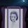 Un portrait de Viola Desmond encadré d'un rectangle vertical violet. Viola porte un haut blanc.